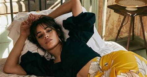 Camila Cabello enciende Instagram con atrevido topless durante。